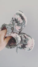 Load image into Gallery viewer, Fleece Slippers - pink/grey